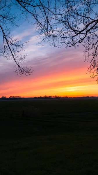 Pôr do sol colorido e intens céu — Fotografia de Stock