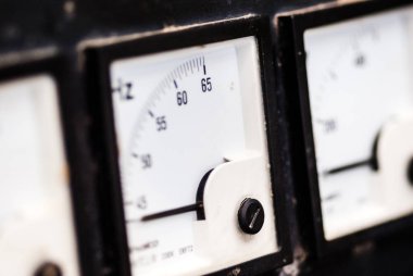 voltmters, Ampermetreler, hertz metre (Hz.) siyah arka plan üzerine.