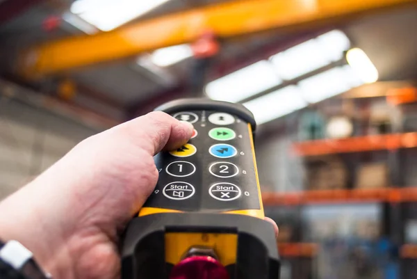 Hand dringende schakelaar voor industriële, hydraulische kraan — Stockfoto