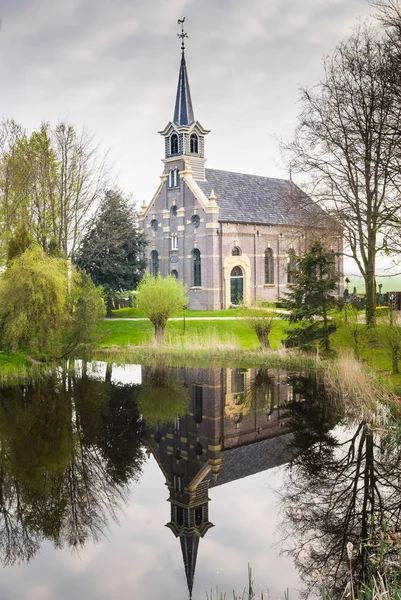 La petite église traditionnelle de Blankenham aux Pays-Bas — Photo