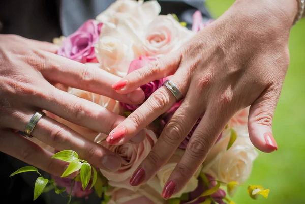 Novia y novio mostrando anillo de boda —  Fotos de Stock