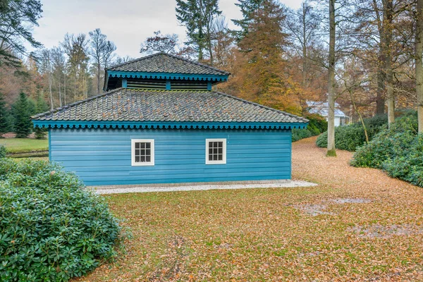 Zabytkowej architektury boathouse w lesie jesienią o natio — Zdjęcie stockowe