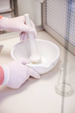 Eczacı merhem ilaçlar için laboratuvarda yapar.