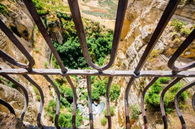İspanya 'daki en derin geçit üzerinde köprü