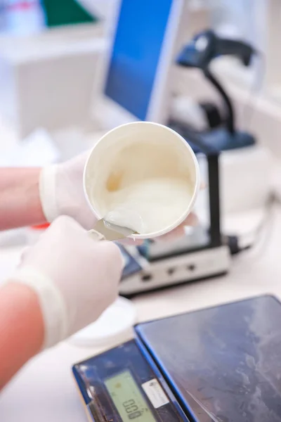 Farmacêutico produz pomadas para medicamentos em laboratório — Fotografia de Stock