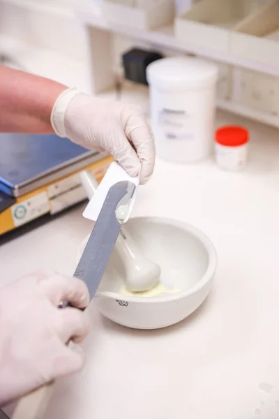 Farmacêutico produz pomadas para medicamentos em laboratório — Fotografia de Stock