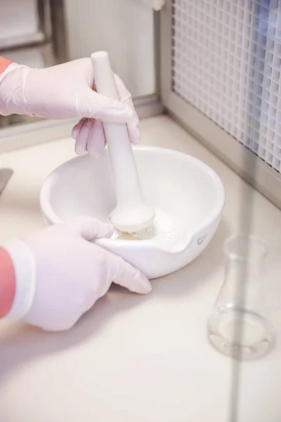 Farmacêutico produz pomadas para medicamentos em laboratório — Fotografia de Stock