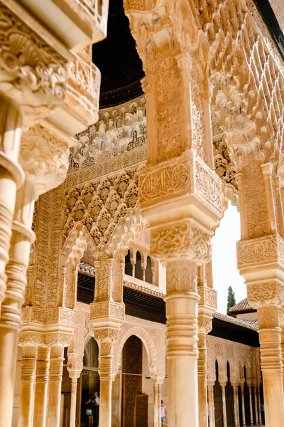 Muros y columnas de mosaico en el Palacio de la Alhambra . — Foto de Stock