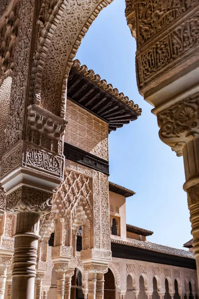 Muros y columnas de mosaico en el Palacio de la Alhambra . — Foto de Stock