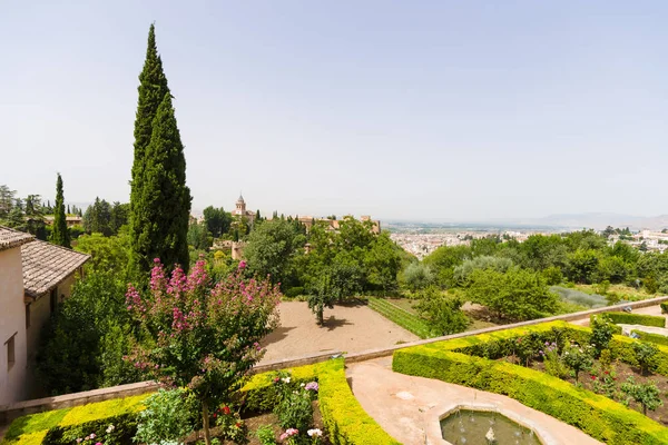 Mirador desde el Generalife hasta el palacio de la Alhambra y vista de t — Foto de Stock
