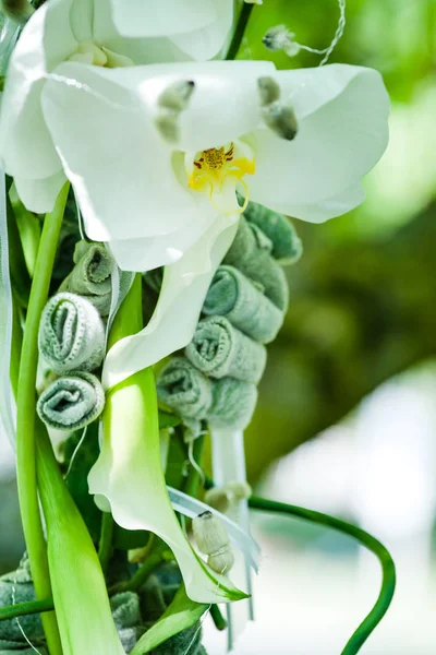 Hanging Bridal bouquet of beautiful flowers — Stock Photo, Image
