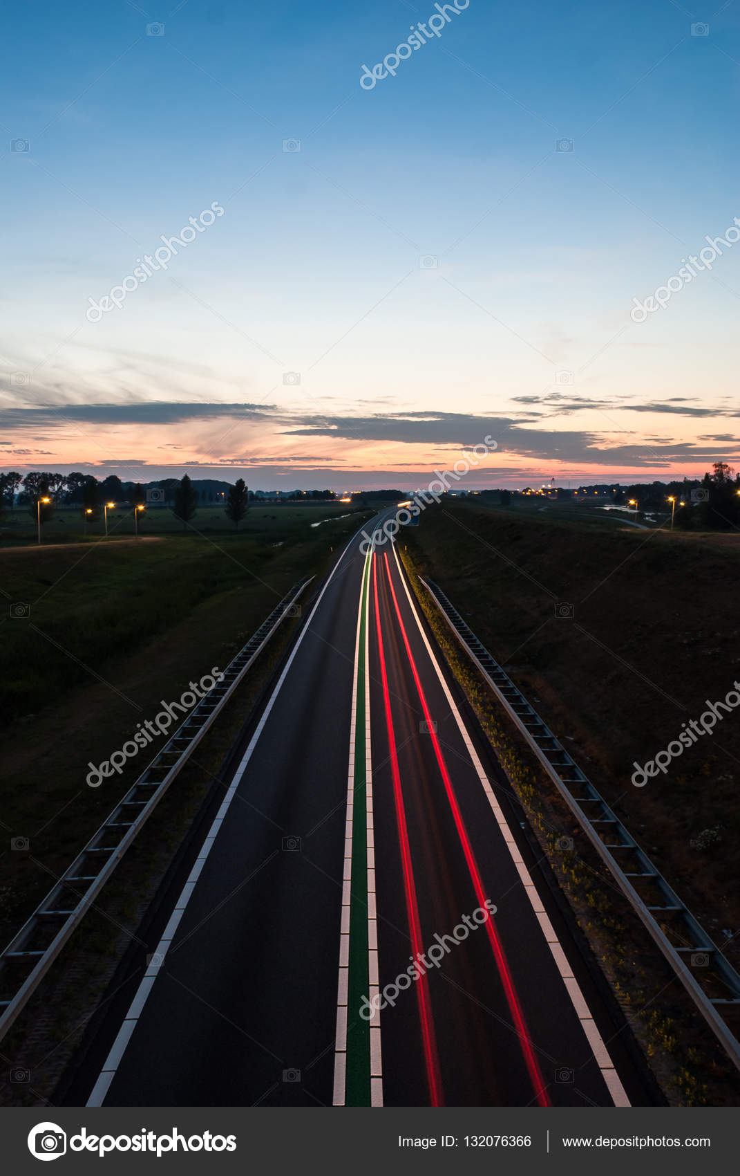 Longa exposição foto do tráfego em movimento em dus fotos, imagens de © fotografiecor #132076366