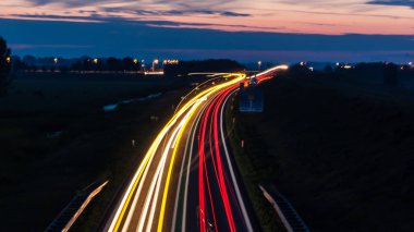 Uzun pozlama fotoğraf, dus yolda trafik