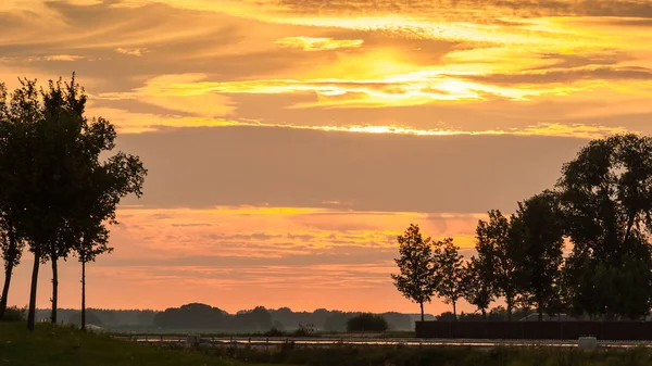 Increíble hermosa puesta de sol a lo largo de diques holandeses — Foto de Stock