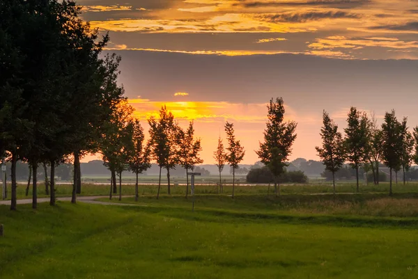 Increíble hermosa puesta de sol a lo largo de diques holandeses — Foto de Stock