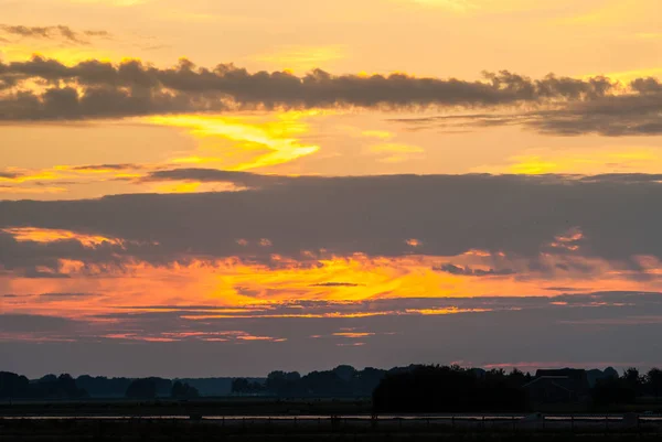 Increíble hermosa puesta de sol a lo largo de diques holandeses — Foto de Stock