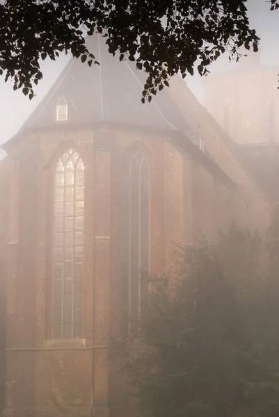 Foggy matin autour de l'église — Photo