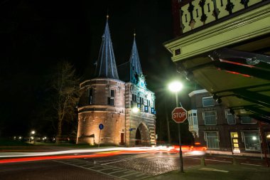 Eski Kent kapısı Cellebroederspoort atmosferik gece fotoğrafı 