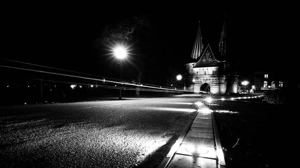 Photo de nuit de l'atmosphère de la vieille porte de la ville Cellebroederspoort — Photo