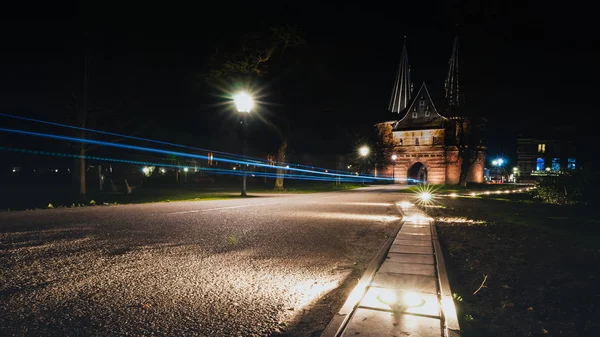 Атмосферное ночное фото старых городских ворот Cellebroederspoort — стоковое фото