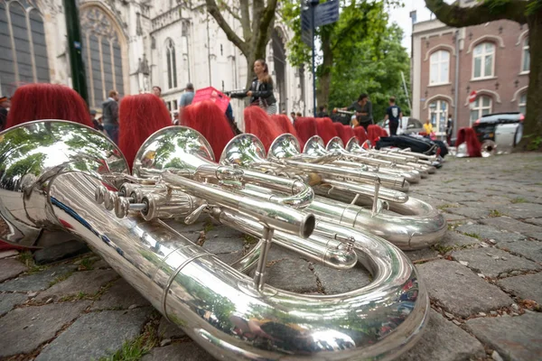 Komposition von Musikinstrumenten am Boden hintereinander. — Stockfoto