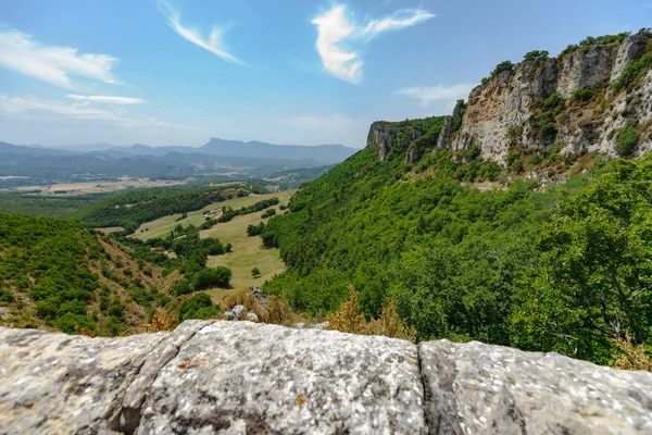 Dağlar, alanları ve vadilerde Avrupa alp
