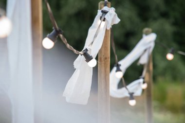 Ampulleri beyaz süsler ve meşaleler bir beac tarih ile bir tel üzerinde