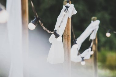 Ampulleri beyaz süsler ve meşaleler bir beac tarih ile bir tel üzerinde