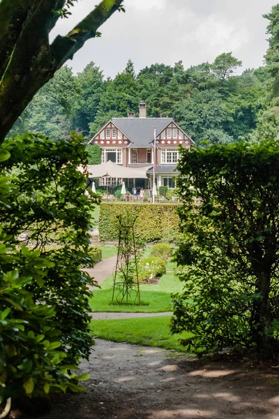 Giardino e casa di campagna in estate — Foto Stock