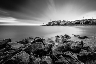 Göl üzerinde güzel gündoğumu ile uzun pozlama fotoğraf