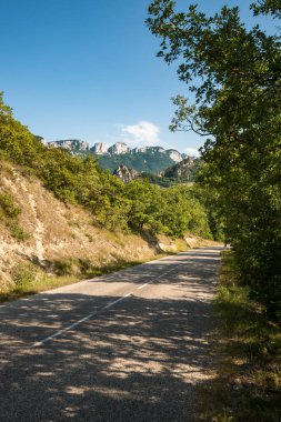 Uzun asfalt yol Dağları.