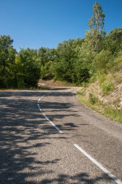 Uzun asfalt yol Dağları.