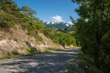 Uzun asfalt yol Dağları.