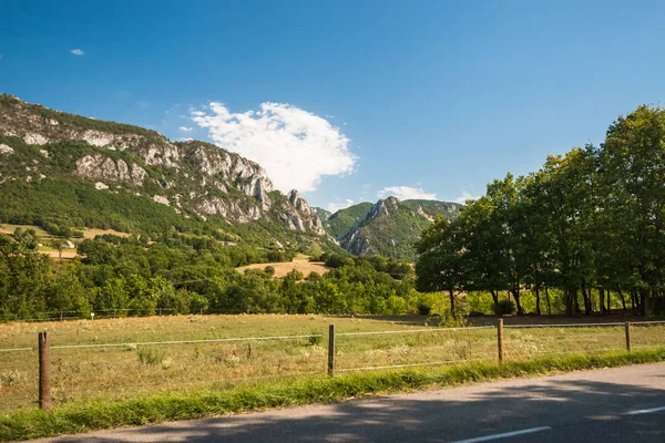 Vue imprenable sur les montagnes européennes avec des nuages blancs et — Photo