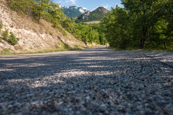 Longue route asphaltée sinueuse à travers les montagnes . — Photo