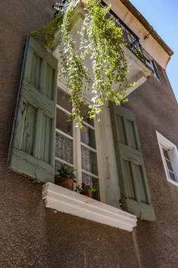Dar sokakları, renkli evleri ile otantik Fransız şehir ve bir