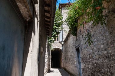 Dar sokakları, renkli evleri ile otantik Fransız şehir ve bir