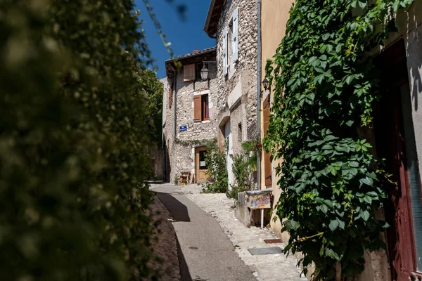 Dar sokakları, renkli evleri ile otantik Fransız şehir ve bir