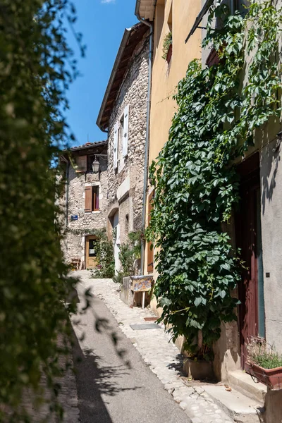 Dar sokakları, renkli evleri ile otantik Fransız şehir ve bir
