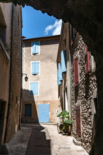 Dar sokakları, renkli evleri ile otantik Fransız şehir ve bir