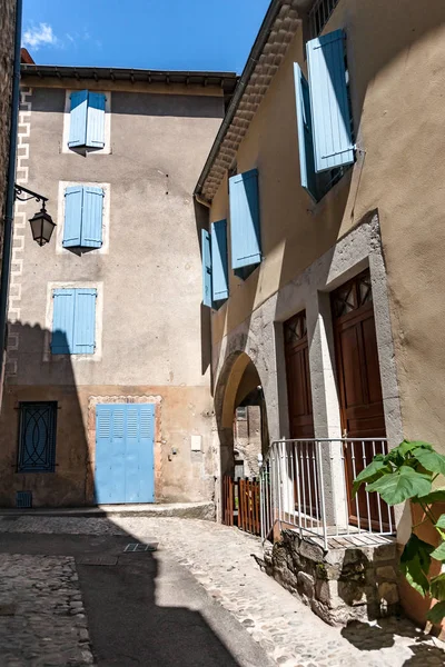 Dar sokakları, renkli evleri ile otantik Fransız şehir ve bir