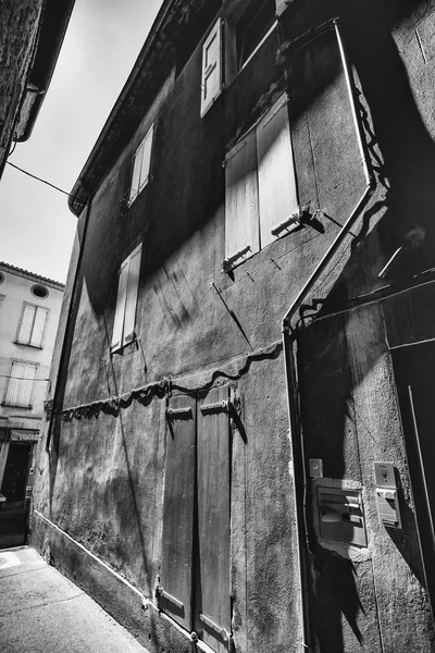 狭い路地、カラフルな家で本格的なフランスの町と — ストック写真