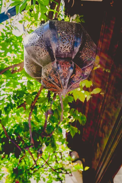 Alte atmosphärische authentische arabische Lampe in einem Geschäft in den leuchtenden s — Stockfoto