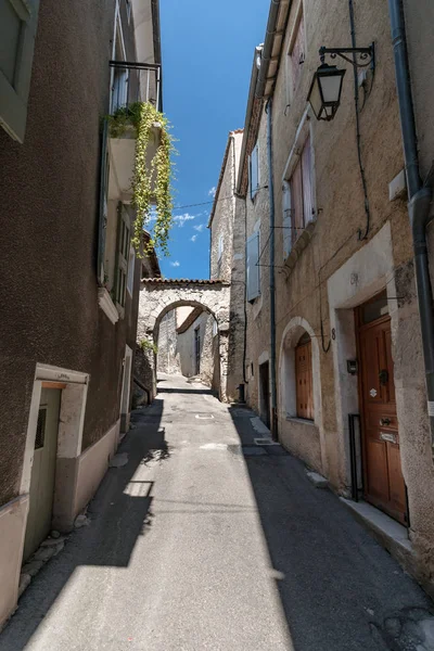 Dar sokakları, renkli evleri ile otantik Fransız şehir ve bir