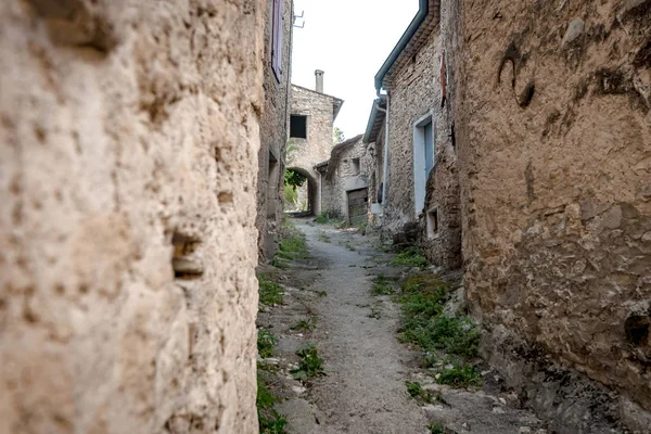 Dar sokakları, renkli evleri ile otantik Fransız şehir ve bir