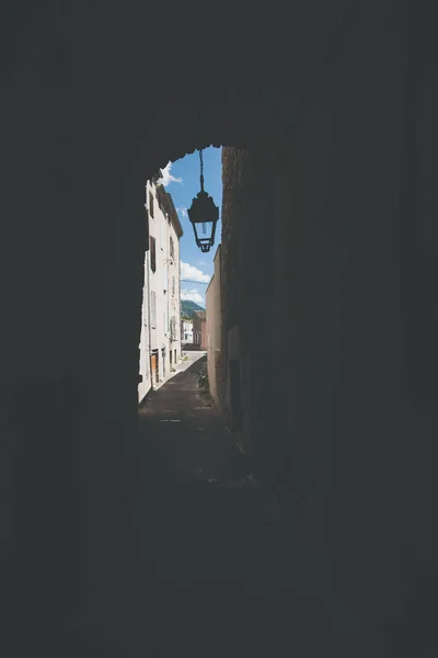 Calles cubiertas, puertas, portones y farolas en un — Foto de Stock