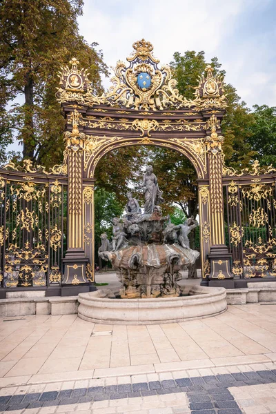 Detalles de la plaza de la ciudad en Nancy con su valla de oro y fo — Foto de Stock
