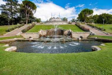 Şelalenin bir Fransız şehir parkı ile anıtsal çeşme