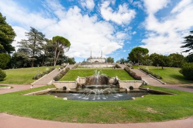 Şelalenin bir Fransız şehir parkı ile anıtsal çeşme