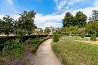 Şelalenin bir Fransız şehir parkı ile anıtsal çeşme